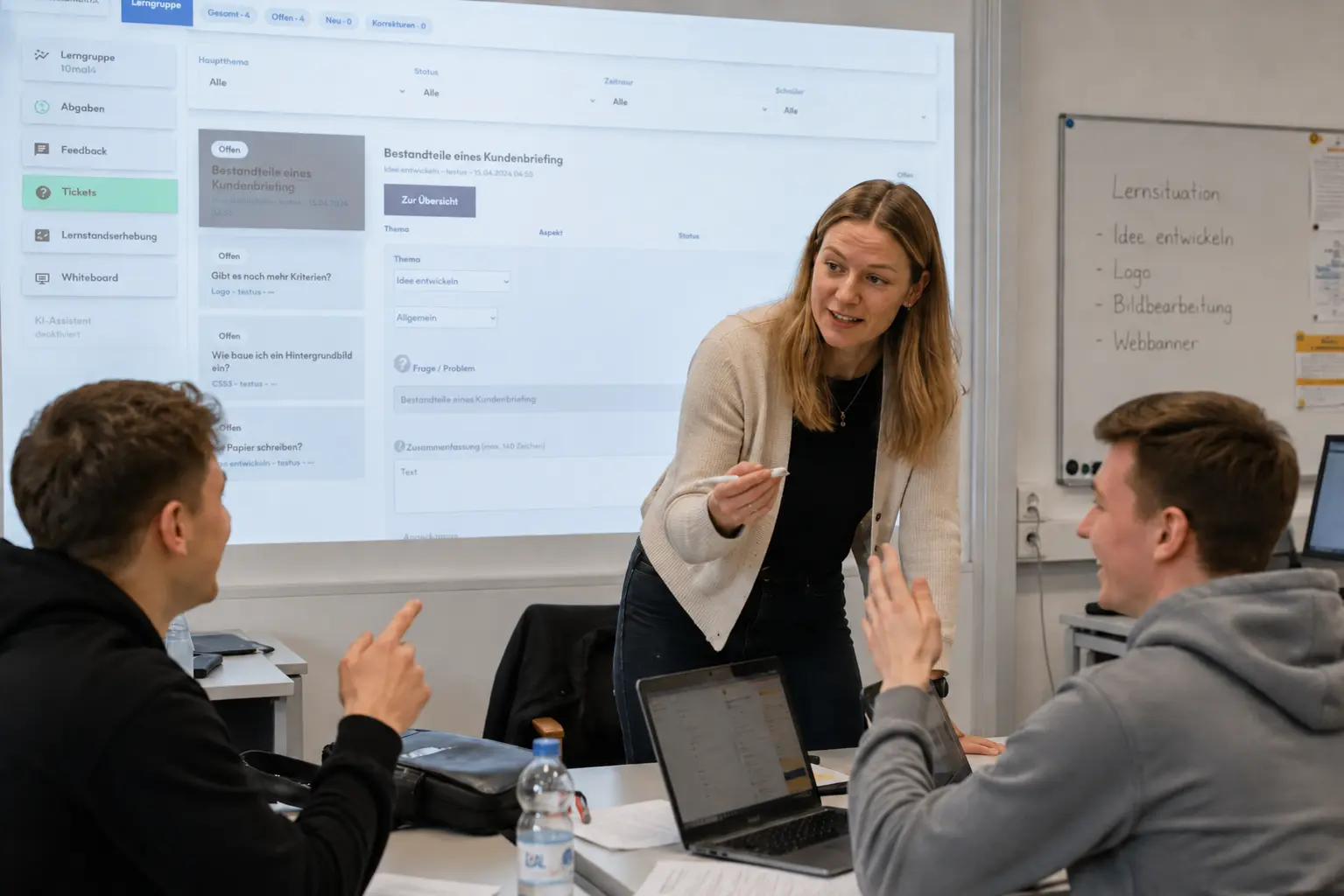 Lehrkraft begleitet Lernende bei der Arbeit mit smartPAPER